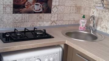 Refrigerador em uma área comum, micro-ondas em uma área comum