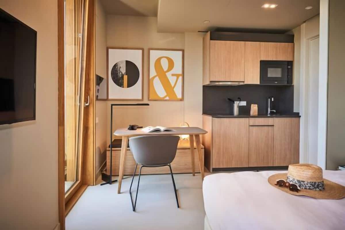 Premium bedding, in-room safe, desk, blackout drapes