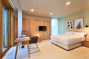 Ropa de cama de alta calidad y caja de seguridad en la habitación 