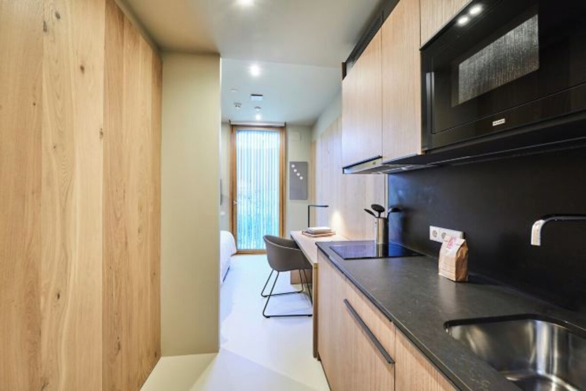 Full-size fridge, microwave, stovetop, cookware/dishes/utensils