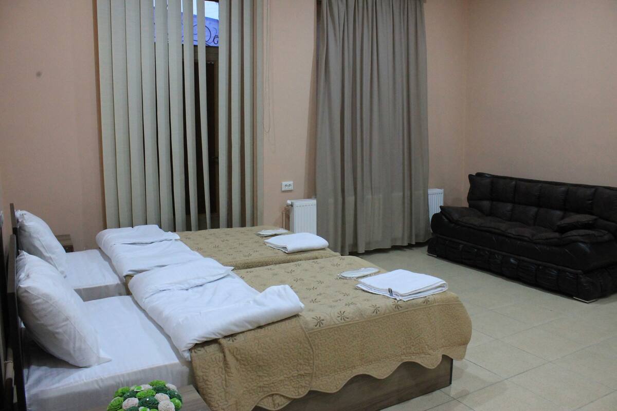 Habitación con 2 camas individuales | 1 dormitorio y ropa de cama de alta calidad