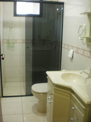 Apartment (1018) | Bathroom | Shower, towels - Apartamento Menos de 100m do Mar (Bombinhas)