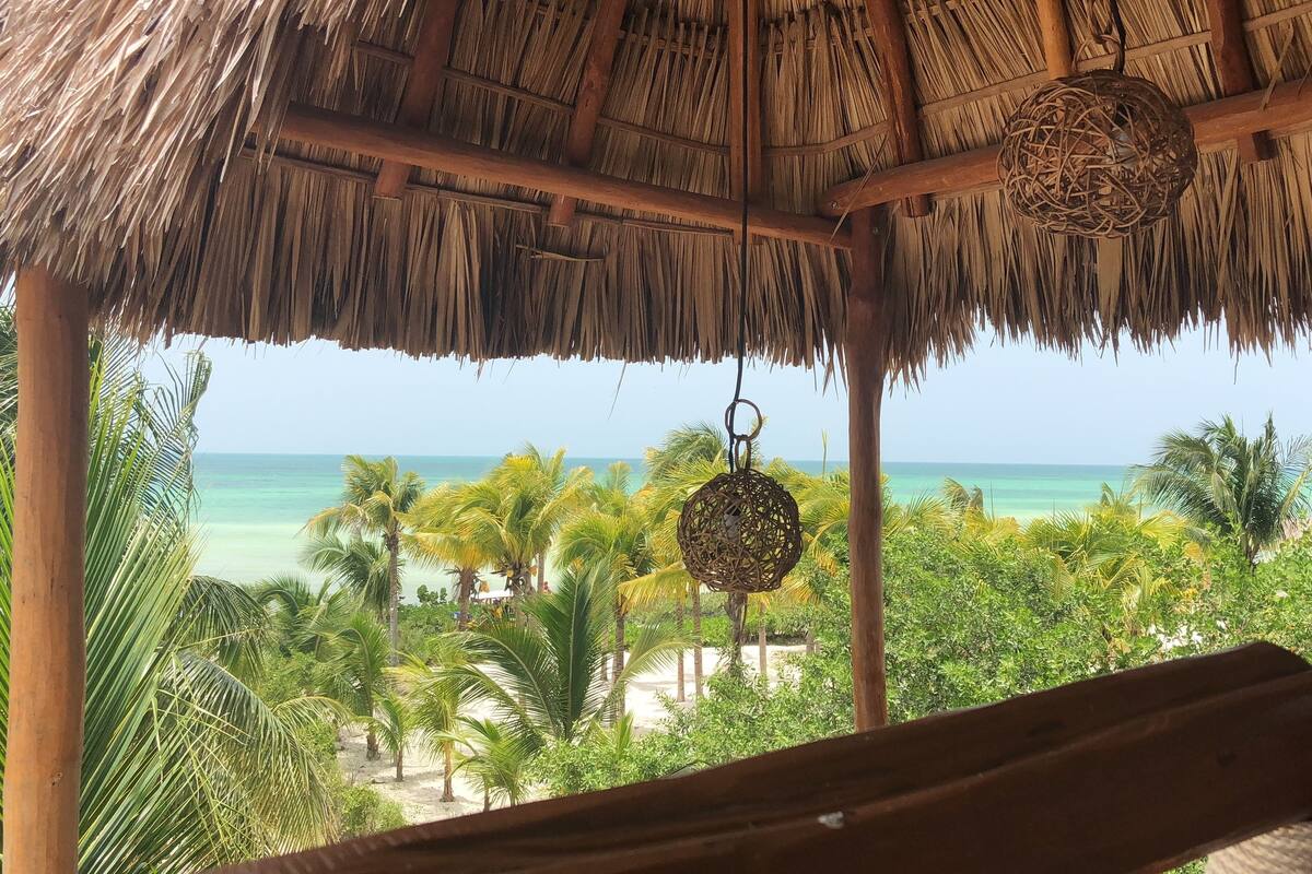 Quarto superior, 1 cama King, banheiro privativo, vista para a praia | Vista para praia/oceano