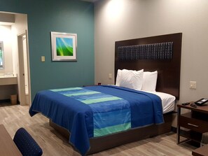 Premium bedding, desk, laptop workspace, iron/ironing board - Hotel Blue - Woodlands (Spring)