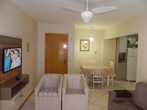 Departamento (1029) | Área de sala de estar | Televisión de pantalla plana 