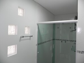 Appartement, piscine privée (1027) | Douche de la salle de bain