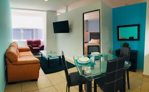 Departamento Confort, 1 habitación | Área de sala de estar | Televisión de pantalla plana 