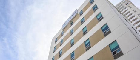 Ein mehrstöckiges Hotelgebäude mit einem Schild, das angibt, dass es sich um einen Motel handelt.
