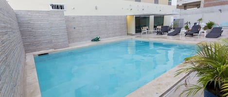 Piscine extérieure, chaises longues