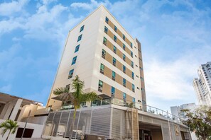 A multi-story hotel with a modern design, featuring a flat roof and a series of balconies. - Hotel Ave Inn Mazatlán (Mazatlán)