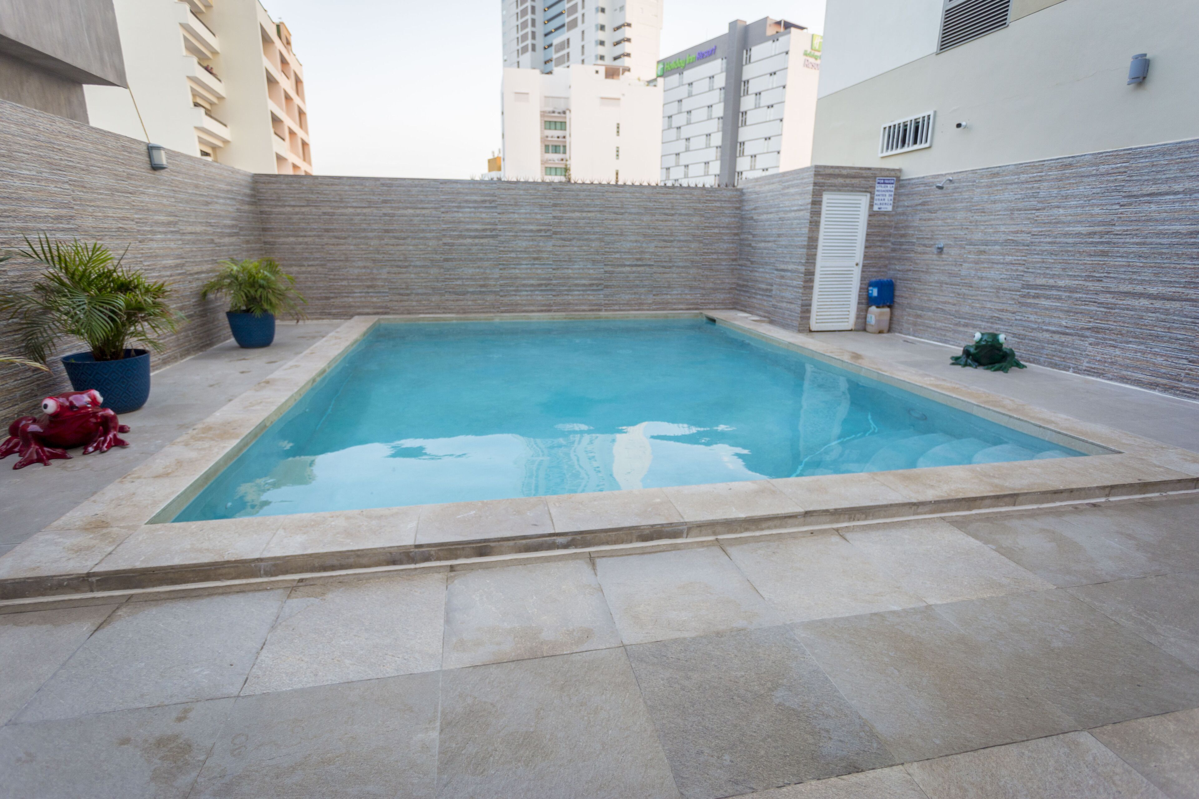 Een buitenzwembad en ligstoelen