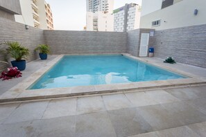 Outdoor pool, pool loungers - Hotel Ave Inn Mazatlán (Mazatlán)