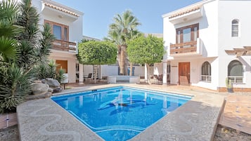 Kolam renang indoor dan kolam renang outdoor