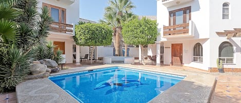 Una piscina techada, una piscina al aire libre