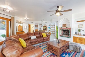 家庭联排别墅, 3 间卧室 | 客厅 | 50-英寸纯平电视（配备有线频道）、电视、DVD 播放器