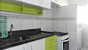 Apartment (1014) | Private kitchen - Apto Pescada Branca Centro Bombinhas (Bombinhas)