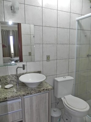 Apartment | Bathroom | Shower, towels - Apto Centro de Bombinhas (Bombinhas)
