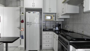 Apartamento (1021) | Cozinha privada | Geladeira grande, micro-ondas, fogão, cooktop