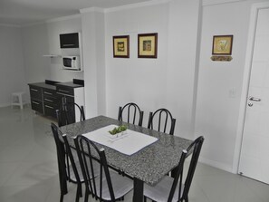 Apartment (1020) | In-room dining - Apto Poucos Metros do Mar (Bombinhas)