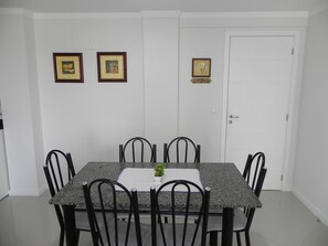 Apartamento (1020) | Opções para refeição no quarto