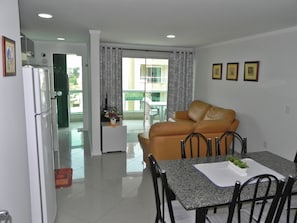 Apartamento (1020) | Área de estar | TV de tela plana
