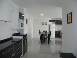 Apartamento (1020) | Cozinha privada | Geladeira grande, micro-ondas, fogão, cooktop