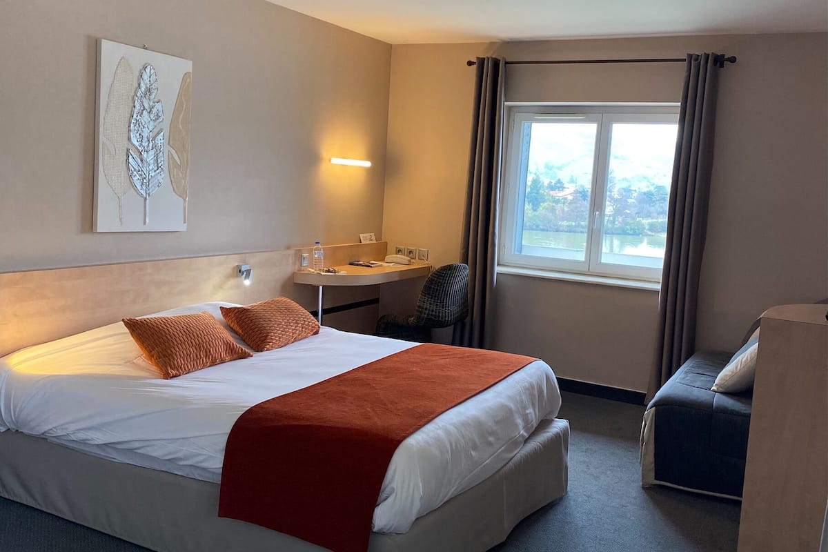 deluxe double room | desk, soundproofing, free wifi, bed sheets