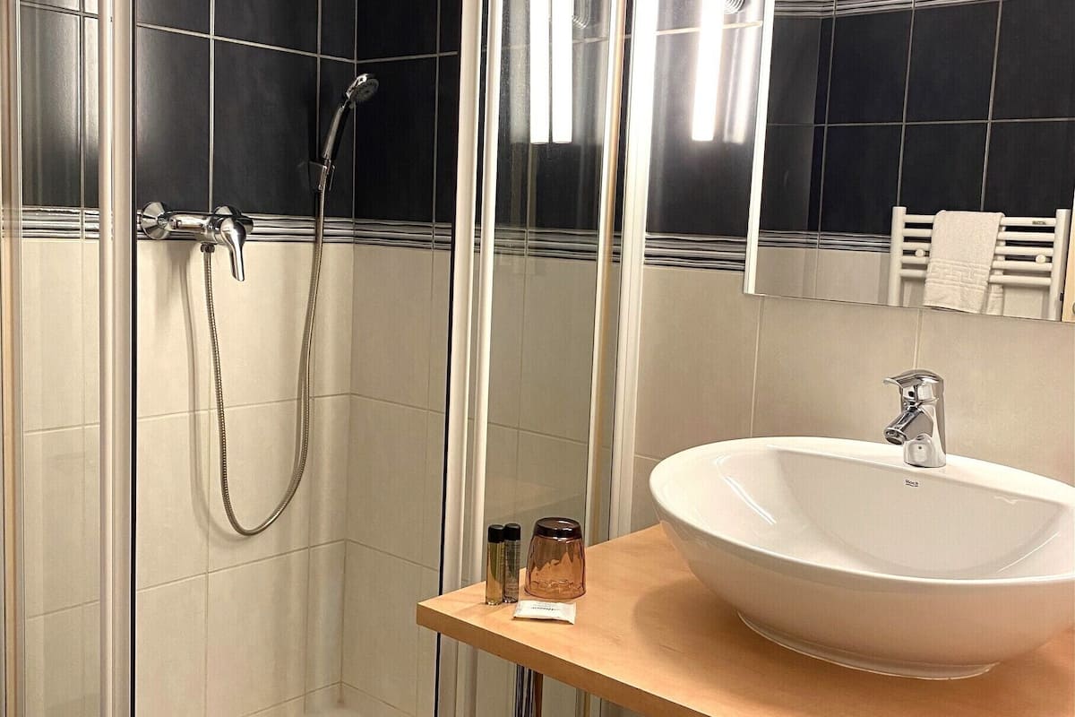 standard double room | bathroom | hair dryer, bathrobes, towels