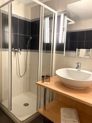 Standaard tweepersoonskamer | Badkamer | Een haardroger, badjassen, handdoeken