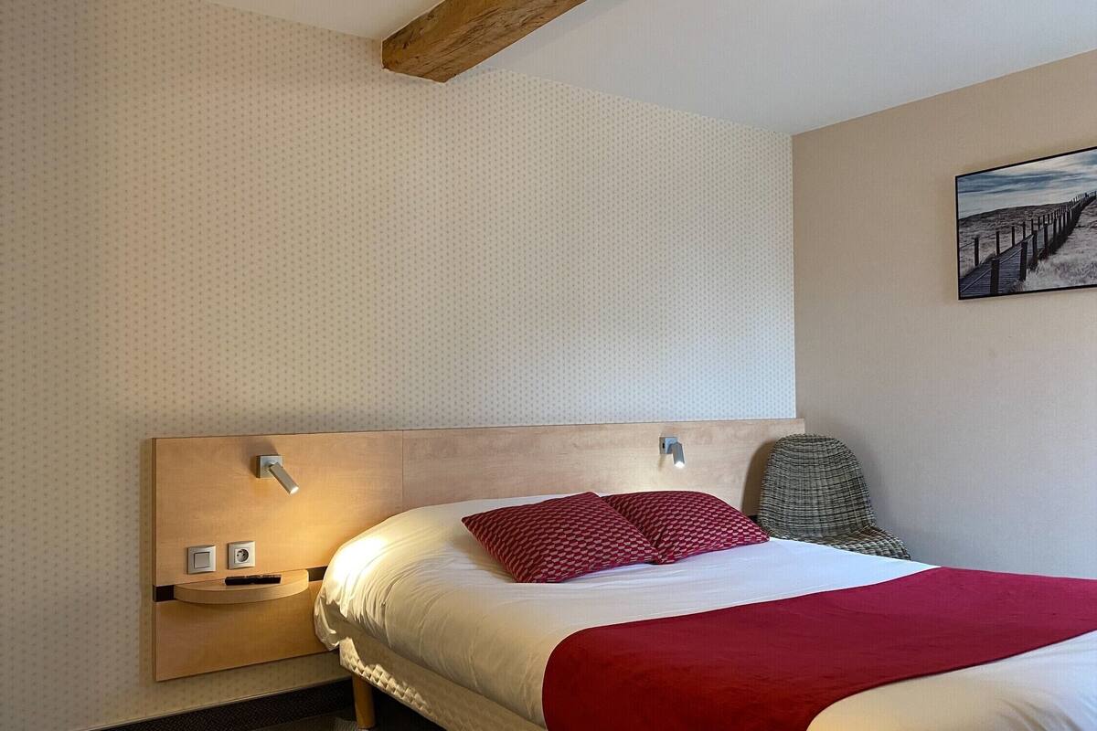 standard double room | desk, soundproofing, free wifi, bed sheets