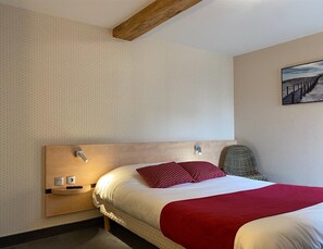 Standard Double Room | Desk, soundproofing, free WiFi, bed sheets - Logis Hôtel Le Bellevue (Les Roches-de-Condrieu)
