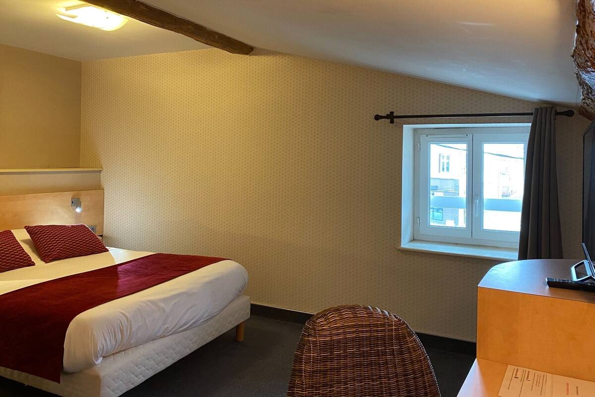 Escritorio, sistema de insonorización, wifi gratis y ropa de cama 