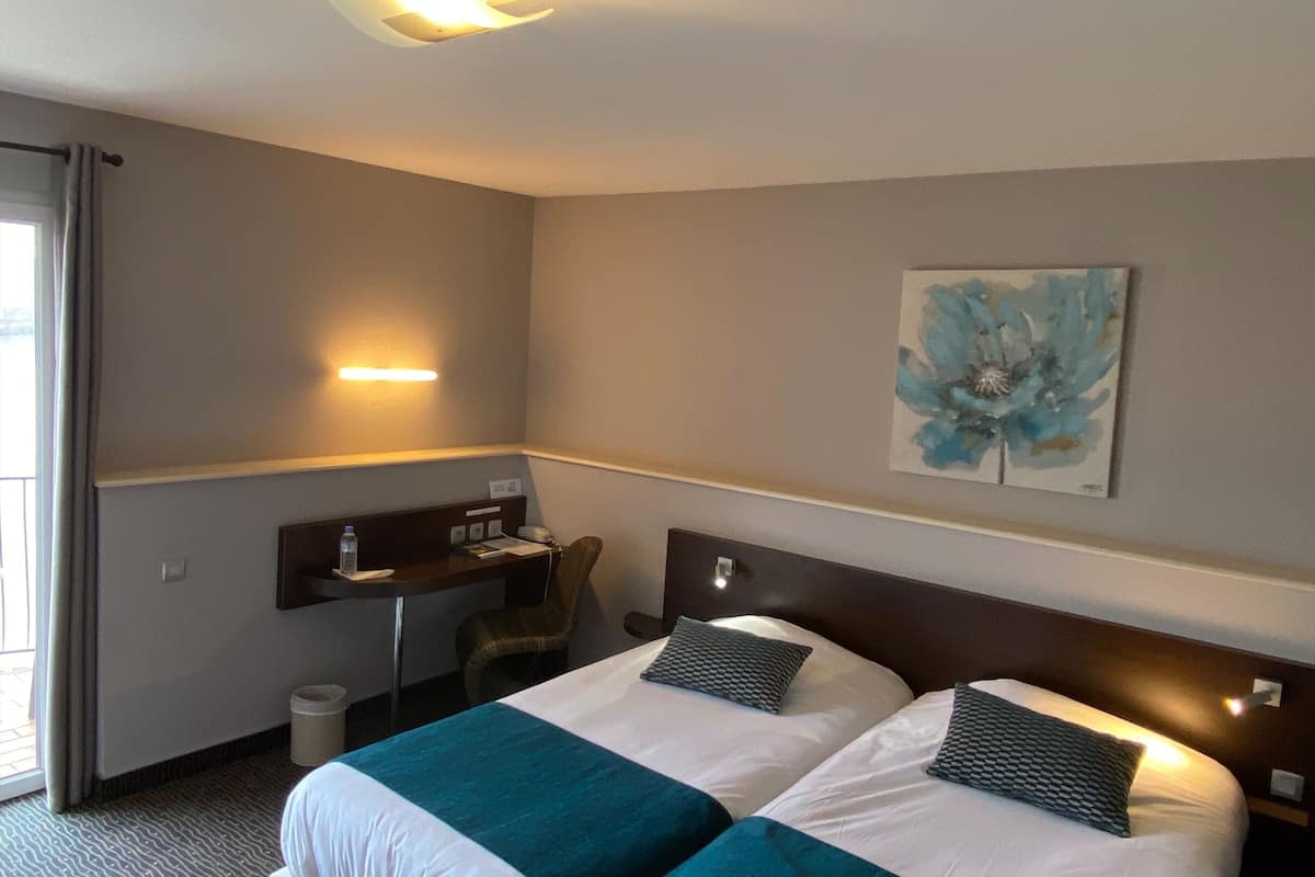 deluxe twin room | desk, soundproofing, free wifi, bed sheets