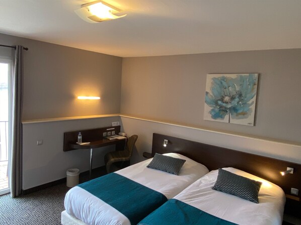 Deluxe Twin Room | Desk, soundproofing, WiFi (free), bed sheets - Logis Hôtel Le Bellevue (Les Roches-de-Condrieu)