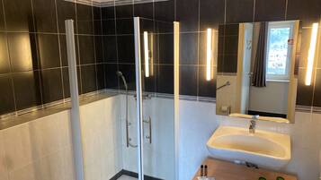 Chambre Double Deluxe | Salle de bain | SĂšche-cheveux, peignoirs, serviettes fournies