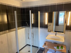 Deluxe Double Room | Bathroom | Hair dryer, bathrobes, towels - Logis Hôtel Le Bellevue (Les Roches-de-Condrieu)