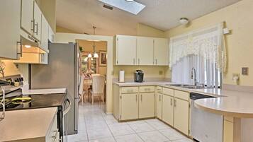 House, 3 Bedrooms | Ruang tamu | TV skrin rata, pendiangan, filem berbayar