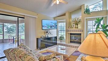 House, 3 bedrooms, 1 King Bed, 2 Queen beds with Two Bathrooms | Living area | Flat-screen TV, fireplace, pay films