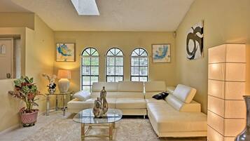 House, 3 bedrooms, 1 King Bed, 2 Queen beds with Two Bathrooms | Living area | Flat-screen TV, fireplace, pay films