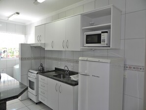 Apartamento (1012) | Cozinha privada | Geladeira, micro-ondas, fogão, talheres/pratos/utensílios de cozinha