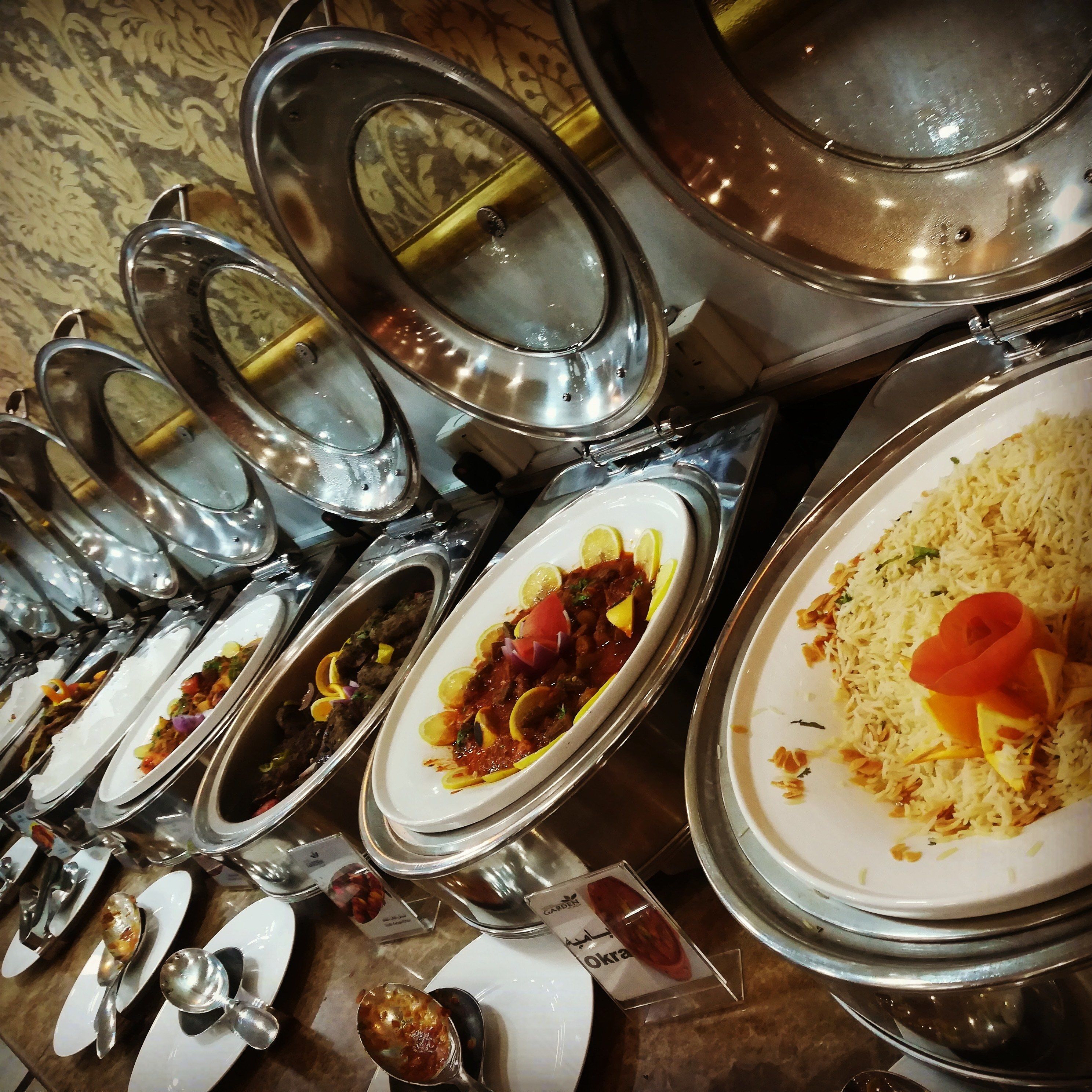 Desayuno buffet (SAR 55 por persona) 