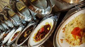 Dagelijks ontbijtbuffet (SAR 55 per persoon)