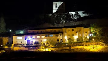 Mặt tiền nơi lưu trú - ban đêm
