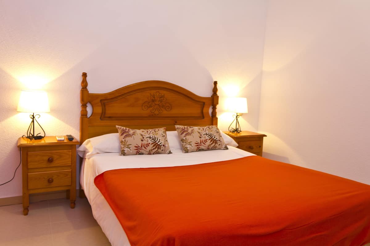 Cortinas opacas, sistema de insonorización, wifi gratis y ropa de cama