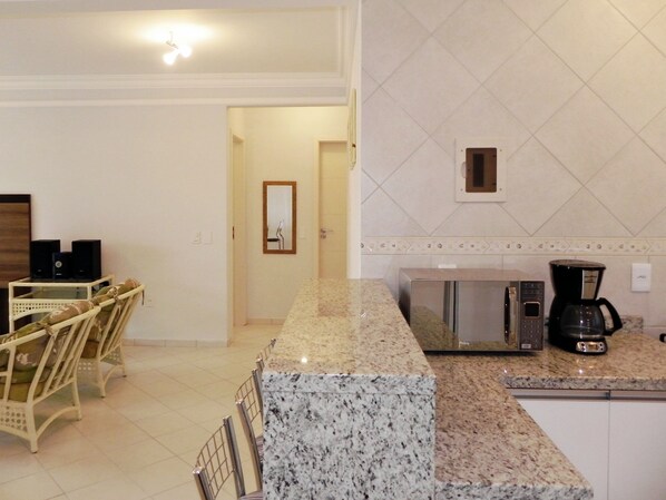 公寓 (1010) | 私人廚房 | 大型雪櫃/冰箱、微波爐、焗爐、廚房用具/餐具/器皿