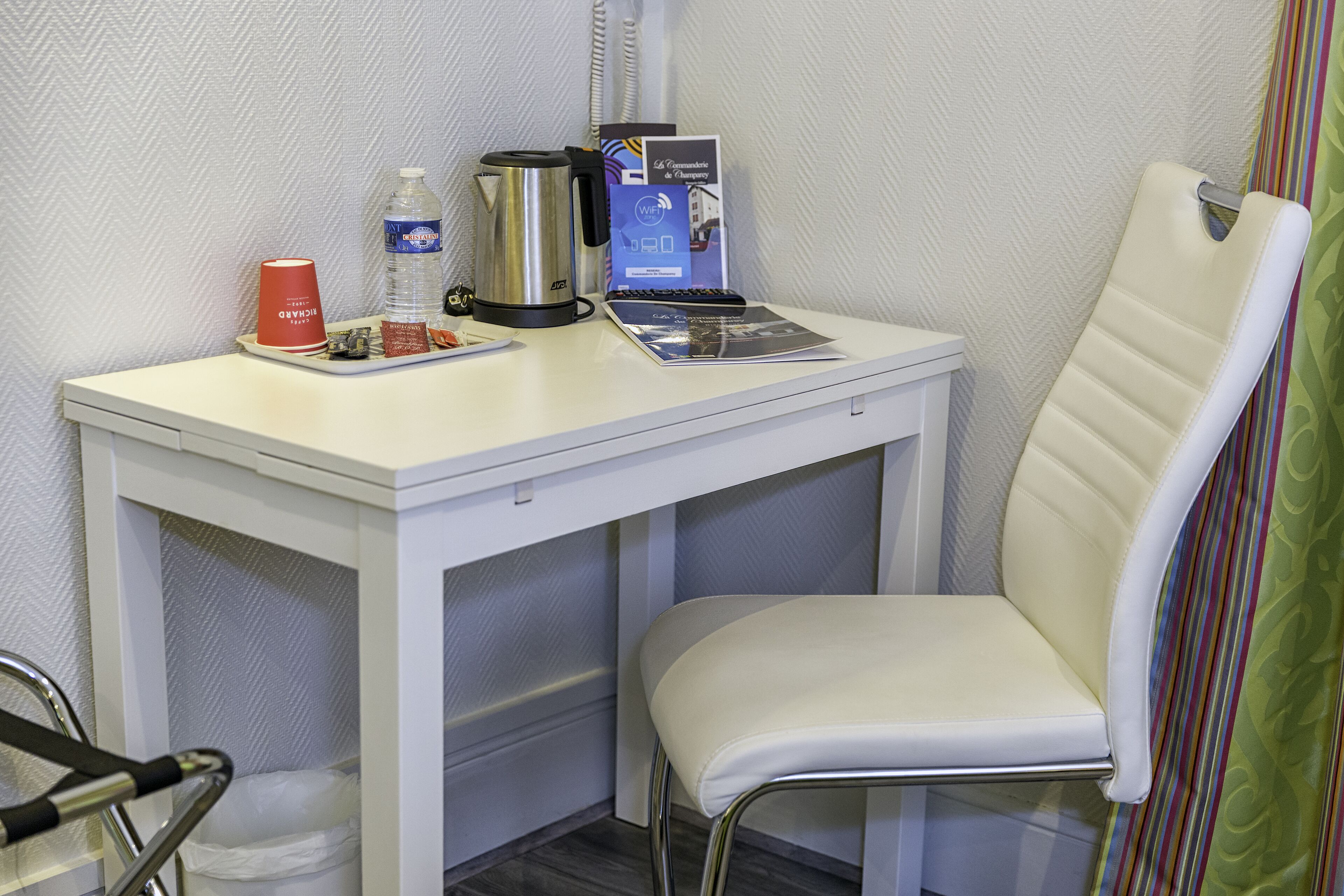 desk, free wifi, bed sheets