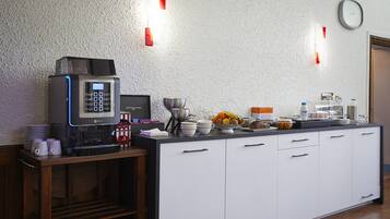 Petit déjeuner continental (12 EUR par personne)