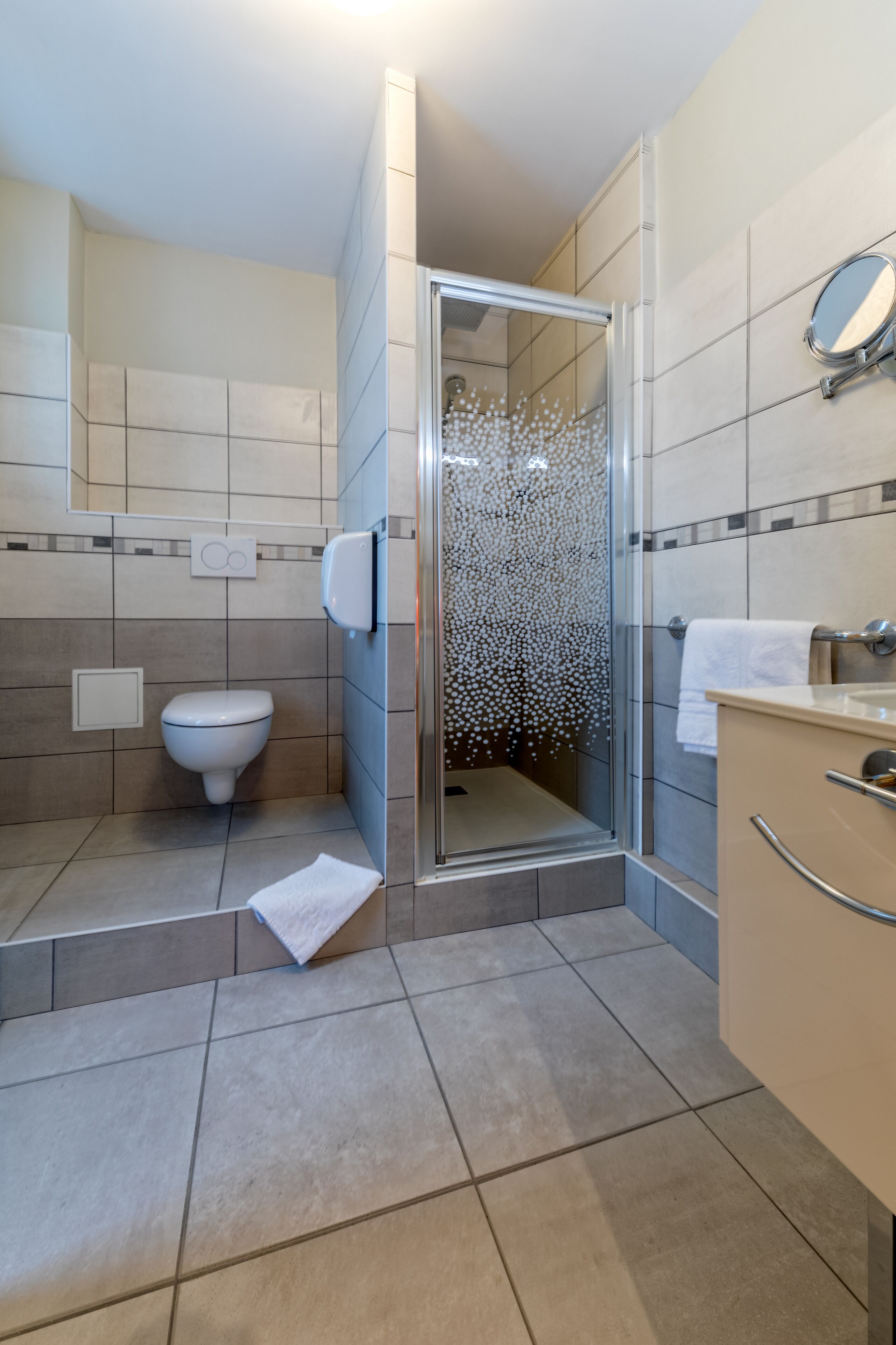 standard single room | bathroom | hair dryer, towels