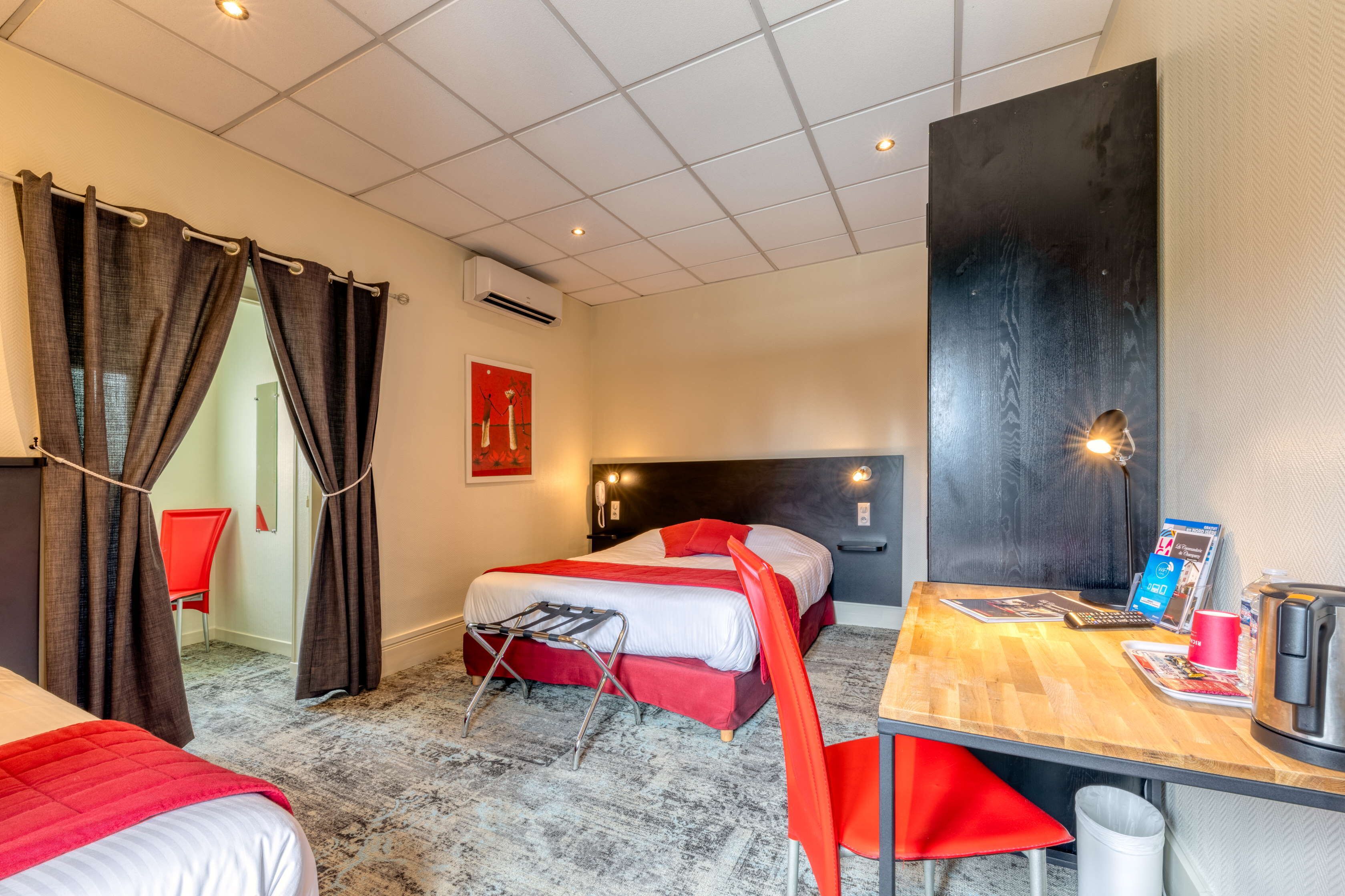 desk, free wifi, bed sheets