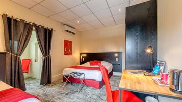 Een bureau, gratis wifi, beddengoed